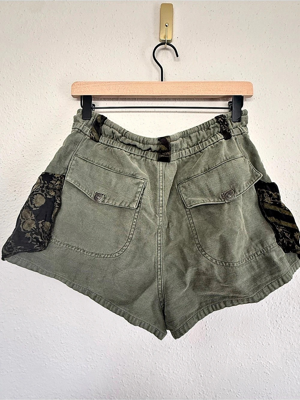Free People C 63559 Combo Floral Cargo Shorts in Green & Black Size Medium - Picture 2 of 3